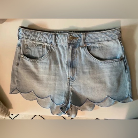 H&M scalloped hem shorts denim lightwash US 6 Euro 36 - Picture 2 of 13